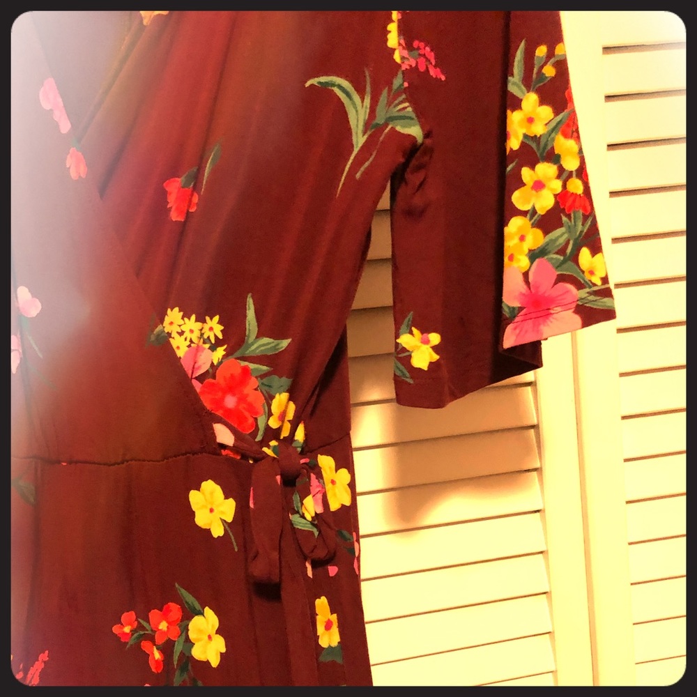 LIKE NEW floral summer tie dress